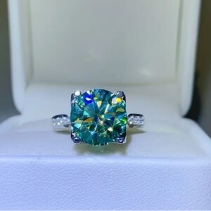 9.25 Sterling Silver and Emerald Green Swarovski Crystal Women's Ring 5 CTS